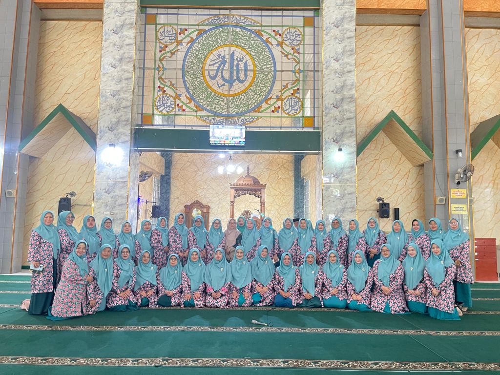 Foto bersama pengurus BKMM Garut