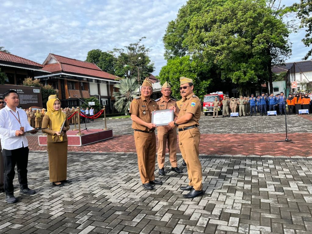 Penyerahan penghargaan