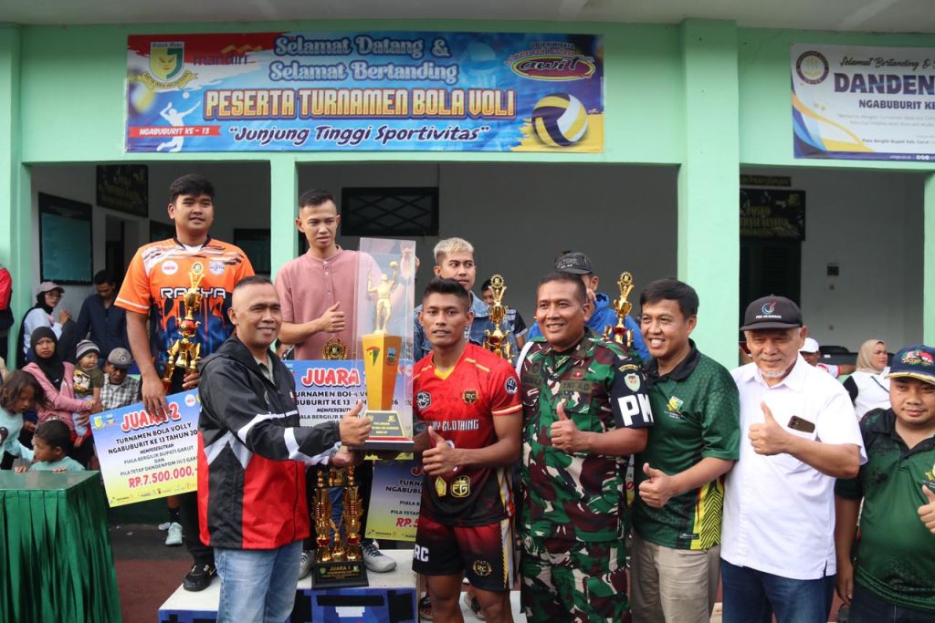 Penyerahan hadiah kepada pemenang/Diskominfo Kab 