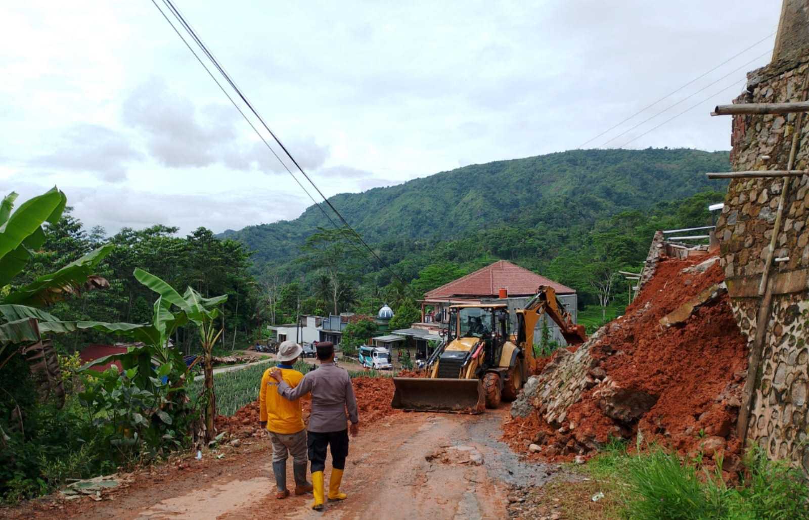Petugas Gabungan Bersihkan Longsor di Peundeuy, Akses Jalan Garut Kembali Normal