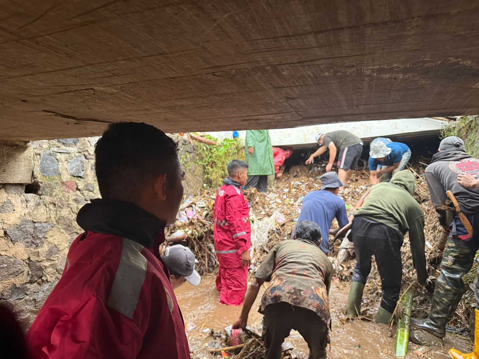 Usai Banjir, Warga Banyuresmi Bergerak Bersihkan Material Sampah di Sungai Cibuyutan