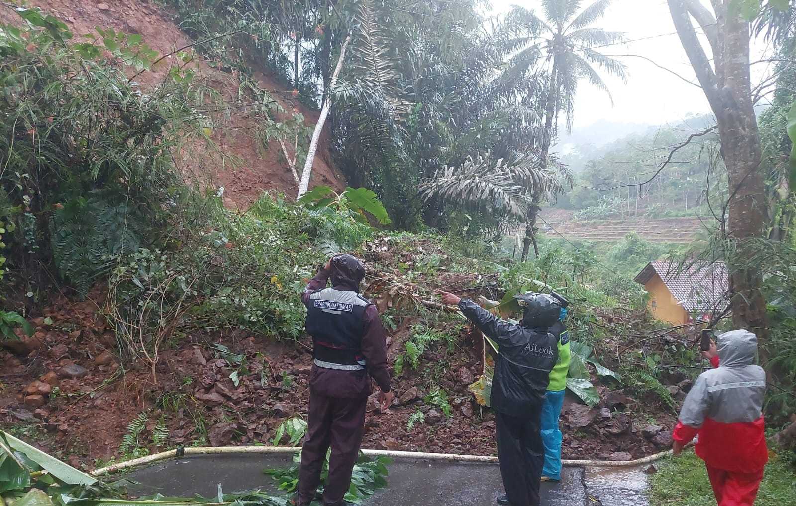 Longsor Tutup Akses Jalan Utama, Petugas dan Warga Pakenjeng Lakukan Penanganan Cepat