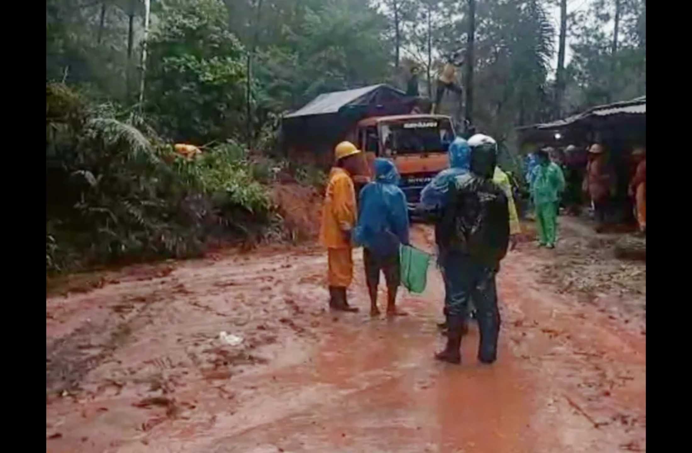 Petugas Lakukan Sistem Buka Tutup di Jalur Selatan Garut Terdampak Longsor