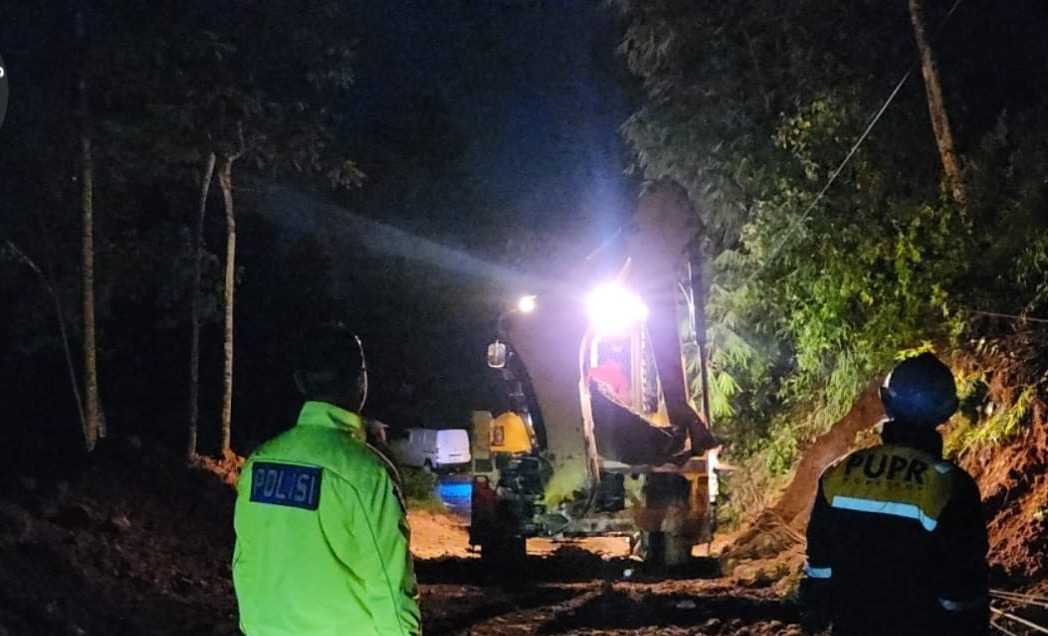 Akses Jalan Raya Cikajang–Banjarwangi Kembali Normal Usai Dibereskan Polsek Banjarwangi dan Warga