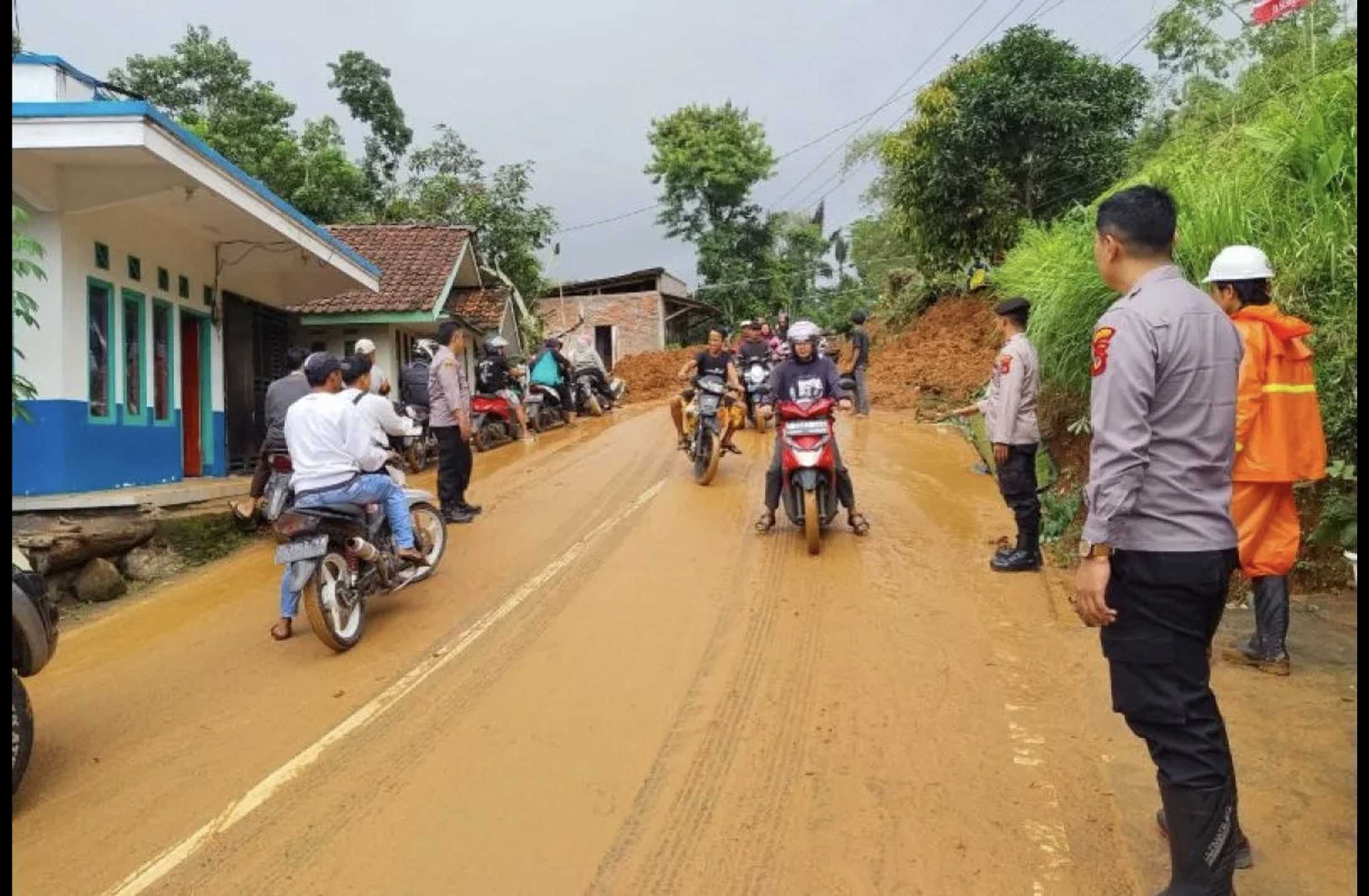 Arus Lalu Lintas Pakenjeng–Bungbulang Dibuka Tutup Usai Longsor Timbun Badan Jalan