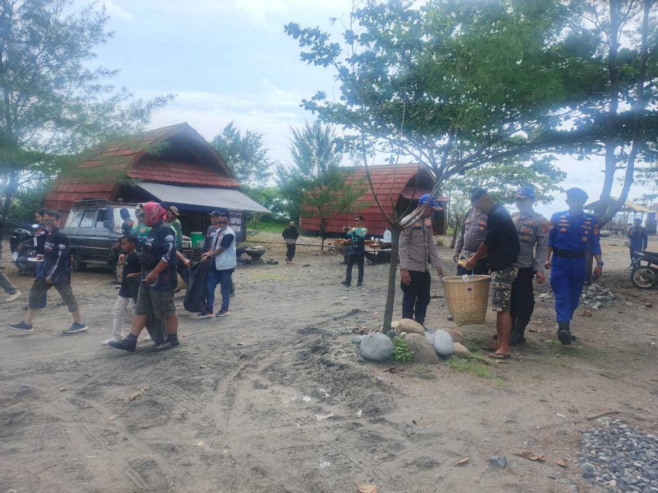 Satpolairud Polres Garut Ajak Warga Jaga Kebersihan Pantai Karang Modang di Momen HUT Polairud ke-75
