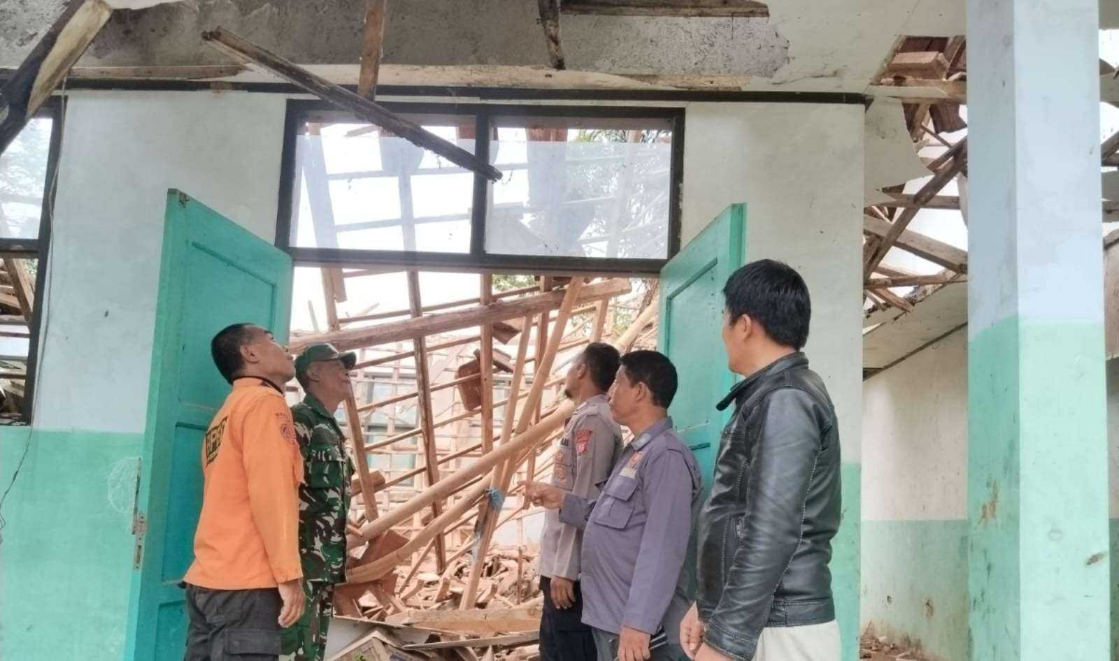 Ruang Kelas SMPN 1 Peundeuy Ambruk, Petugas Lakukan Peninjauan dan Mitigasi