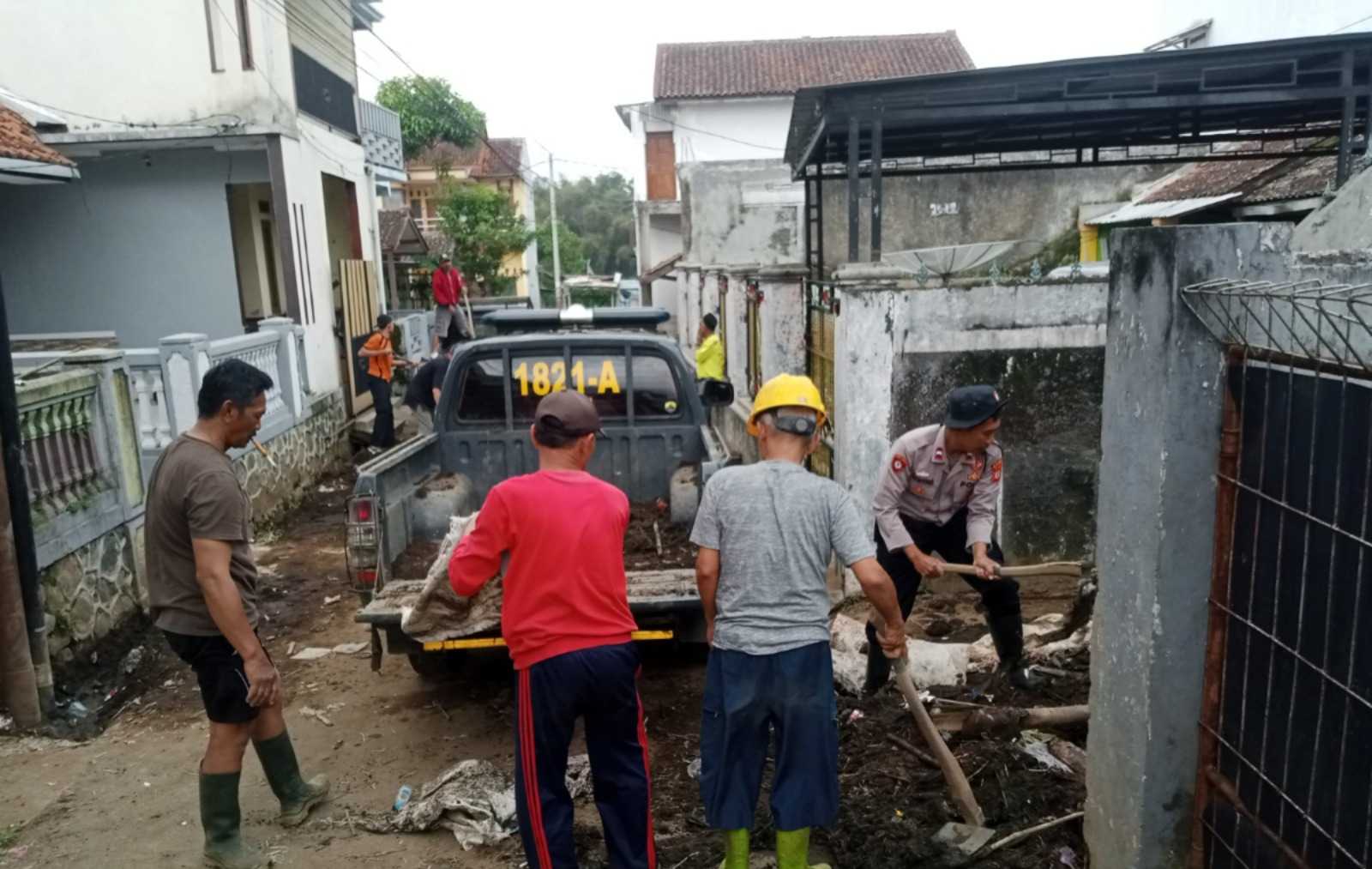 Polisi dan Warga Balewangi Berkolaborasi Bersihkan Sisa Banjir di Pasar Kaler