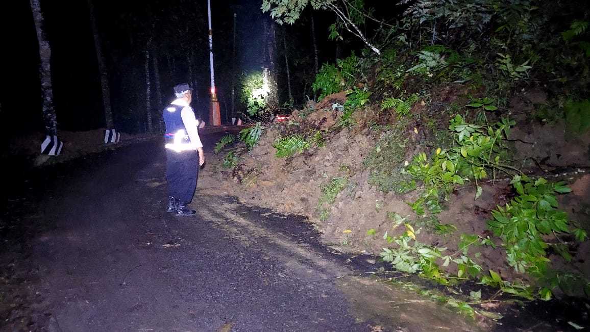 Arus Lalu Lintas Terganggu Akibat Longsor, Polsek Cihurip Lakukan Pengecekan dan Pengamanan