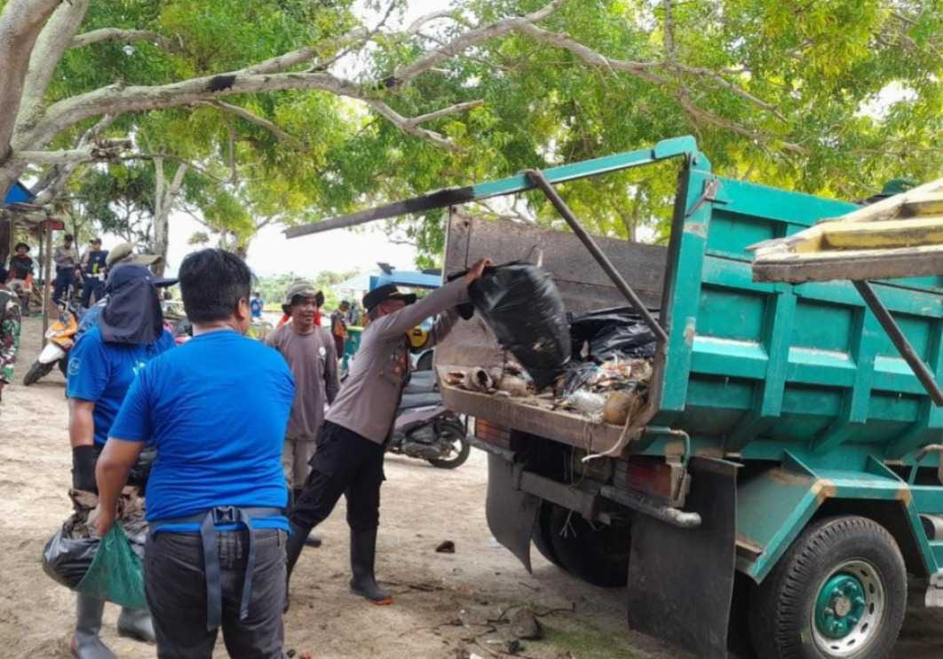 Aksi Kolaboratif Bersih Pantai Santolo, Polsek Cikelet Tekankan Pentingnya Jaga Lingkungan