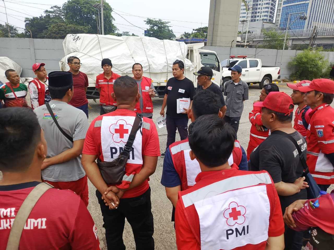 Relawan PMI Garut Bergerak ke Lokasi Bencana, Dampak Banjir Bandang Capai Ratusan Korban Jiwa