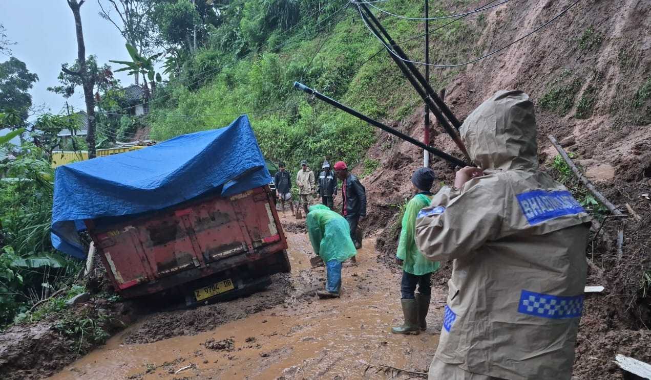 Empat Titik Longsor di Jalur Cijakang–Singajaya, Polsek Banjarwangi Pimpin Mitigasi Cepat