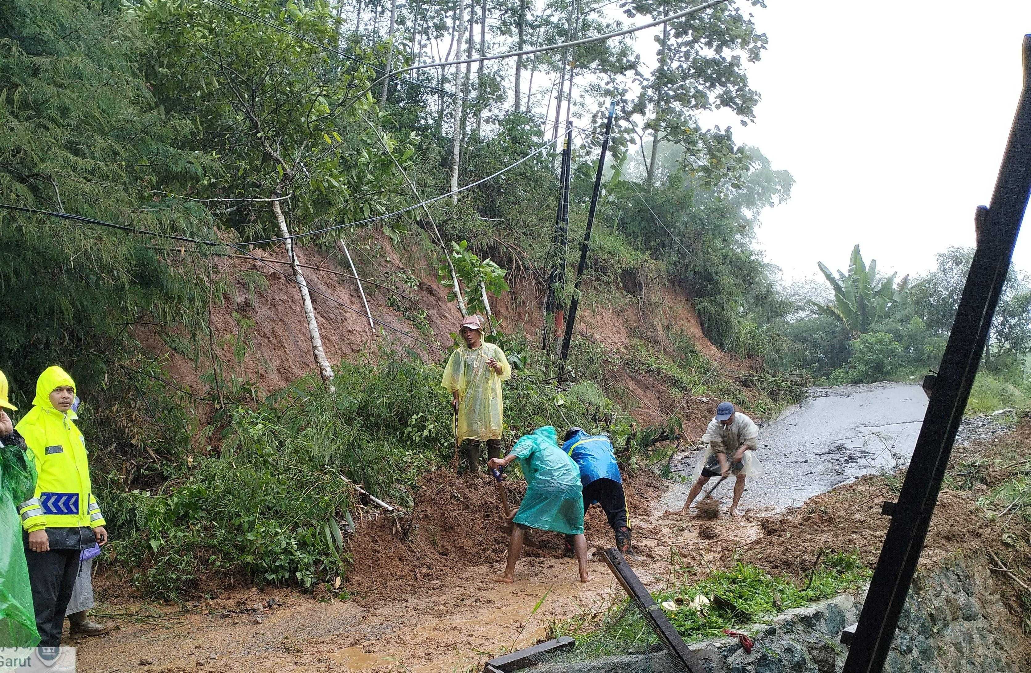 Jalur Banjarwangi–Cikajang Terdampak Longsor, Polsek Lakukan Mitigasi Cepat