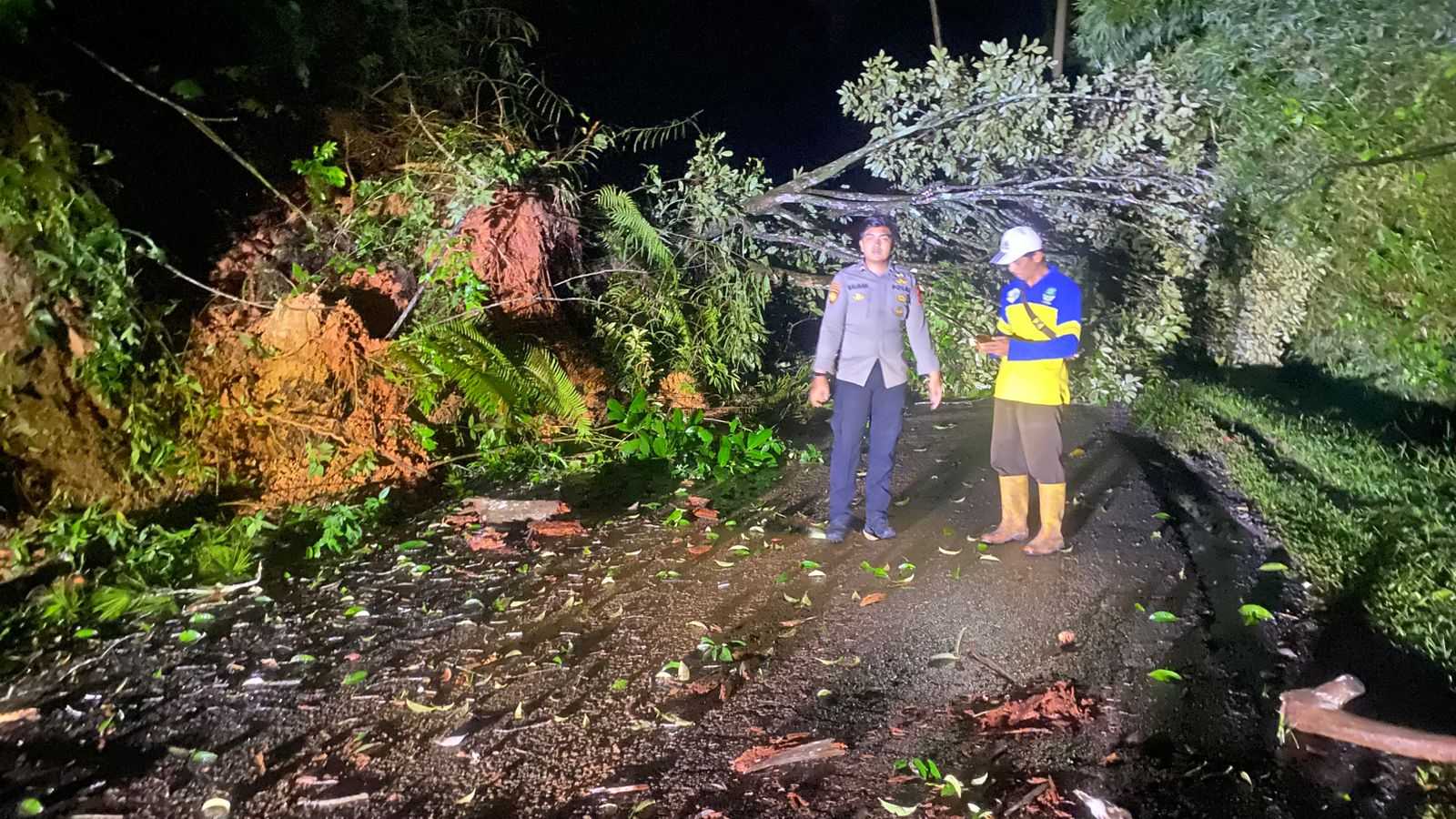 Longsor Tutup Total Jalan Ciparay Cihurip, Akses Kembali Dibuka Setelah Satu Jam