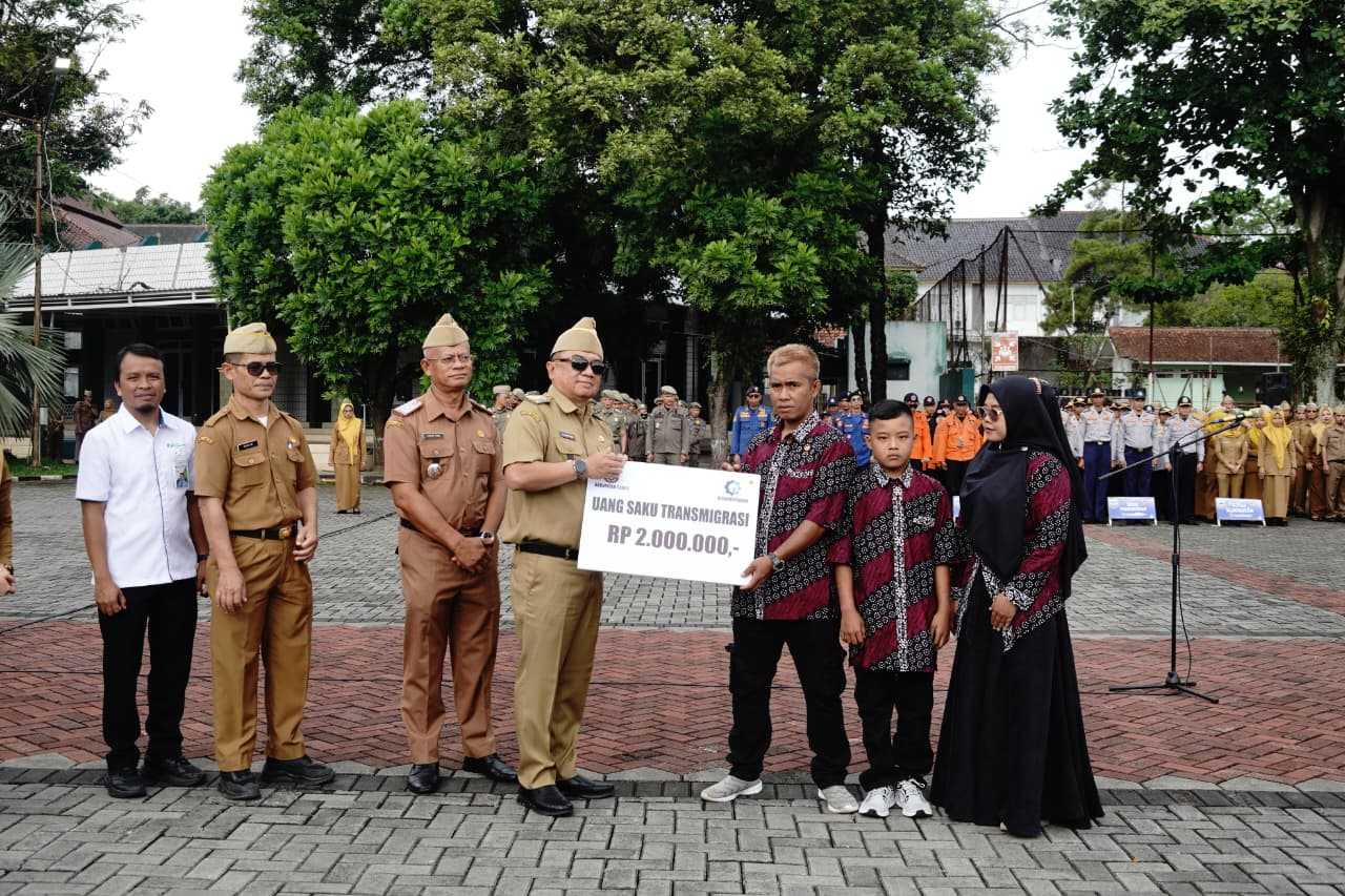 Bupati Garut Apresiasi Penerima Penghargaan dan Resmikan Keberangkatan Calon Transmigran