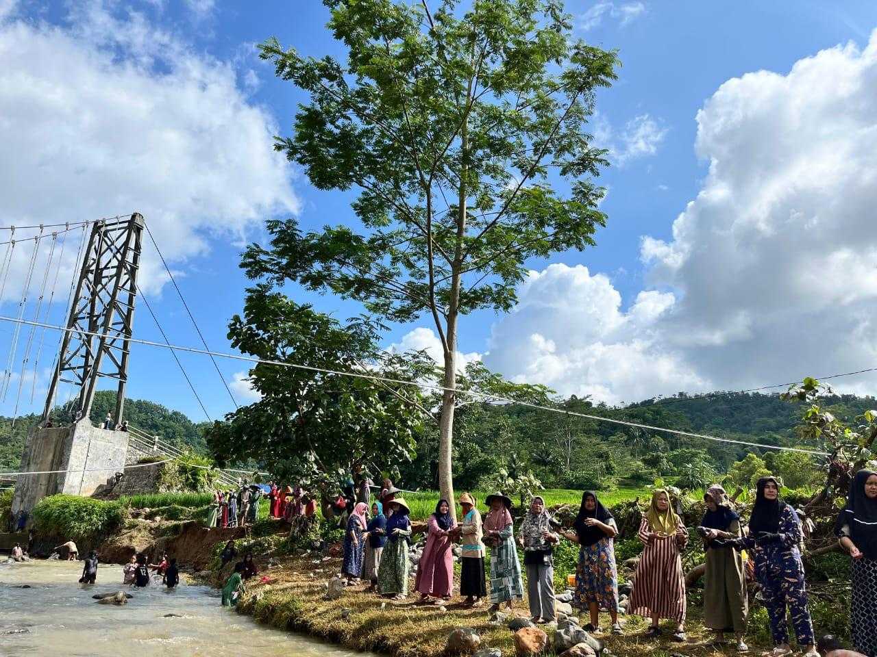 Brimob, BPBD, dan Relawan Bangun Kembali Akses Warga Lewat Pondasi Jembatan Cikaengan