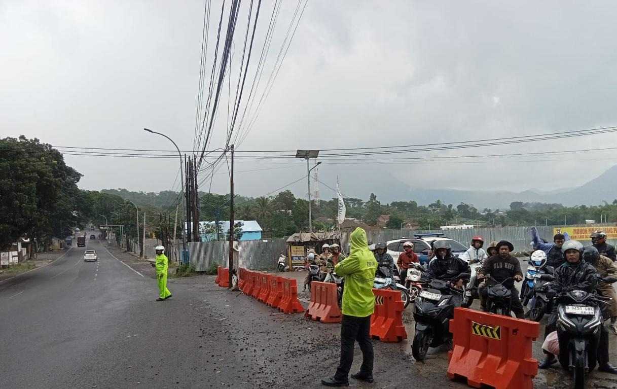 Lonjakan Arus Kendaraan di Awal Operasi Lilin Lodaya 2025, Polres Garut Terapkan One Way Tiga Kali