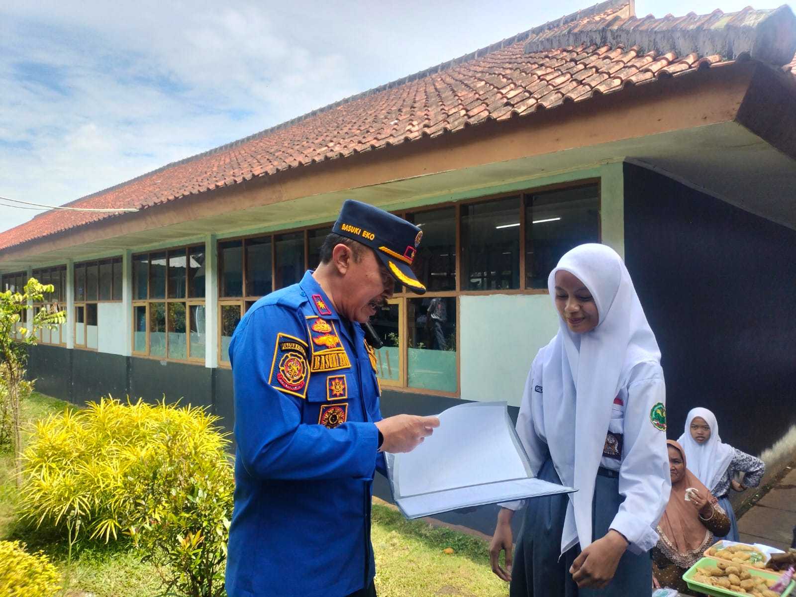 Damkar Garut Bantu Ambil Rapor Siswi SMAN 8 Garut, Wujud Kepedulian dan Penghargaan Dunia Pendidikan
