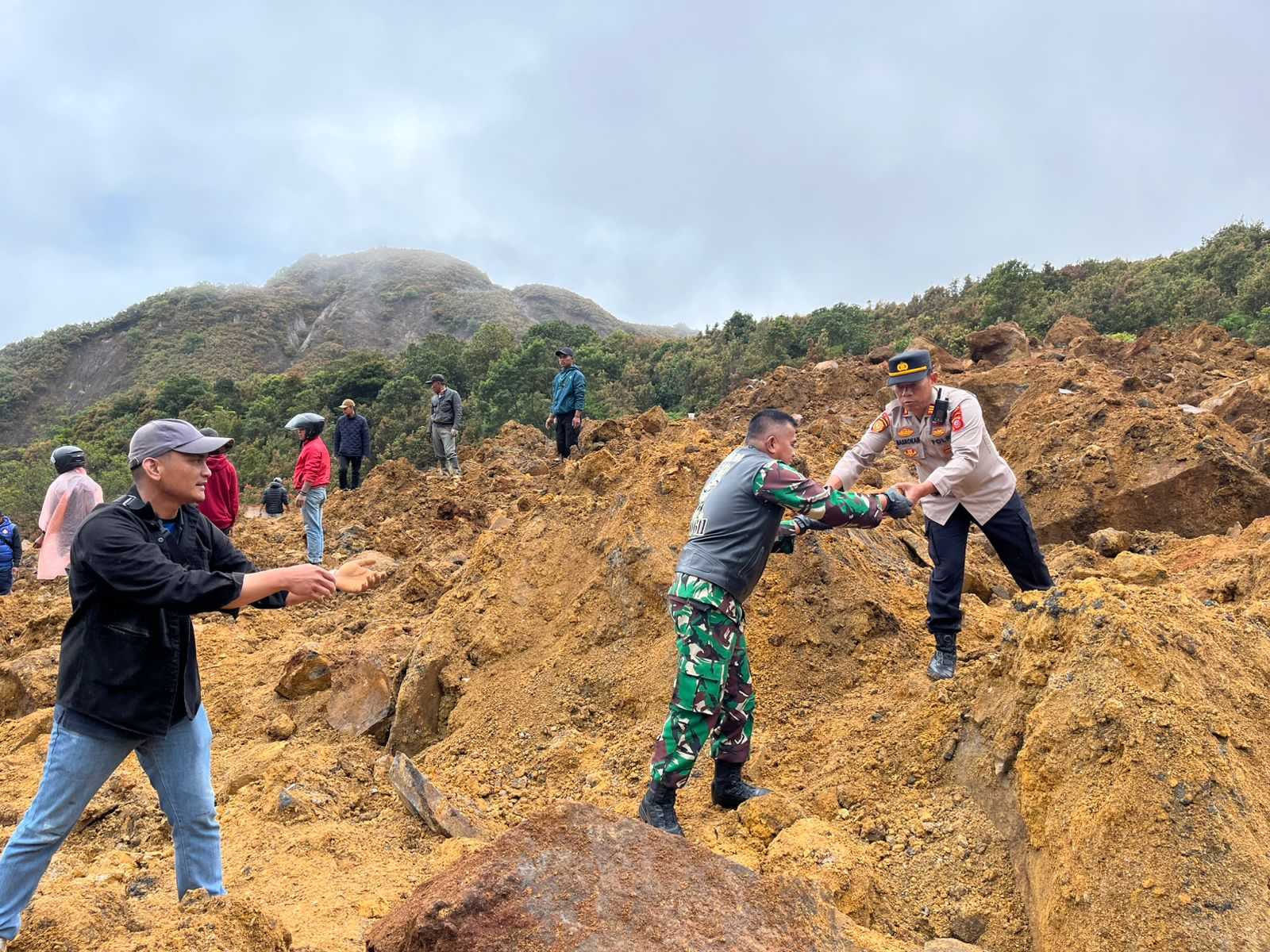 Longsor Terjang Kawah Gunung Papandayan, Jalur Pendakian Sempat Tertutup