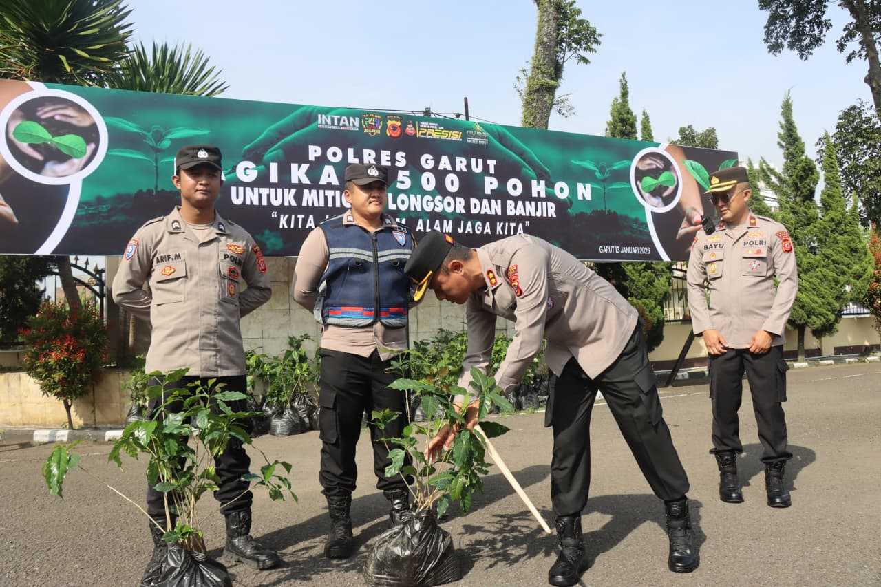Mitigasi Bencana, Polres Garut Tanamkan Kesadaran Lingkungan Lewat Ratusan Bibit Kopi