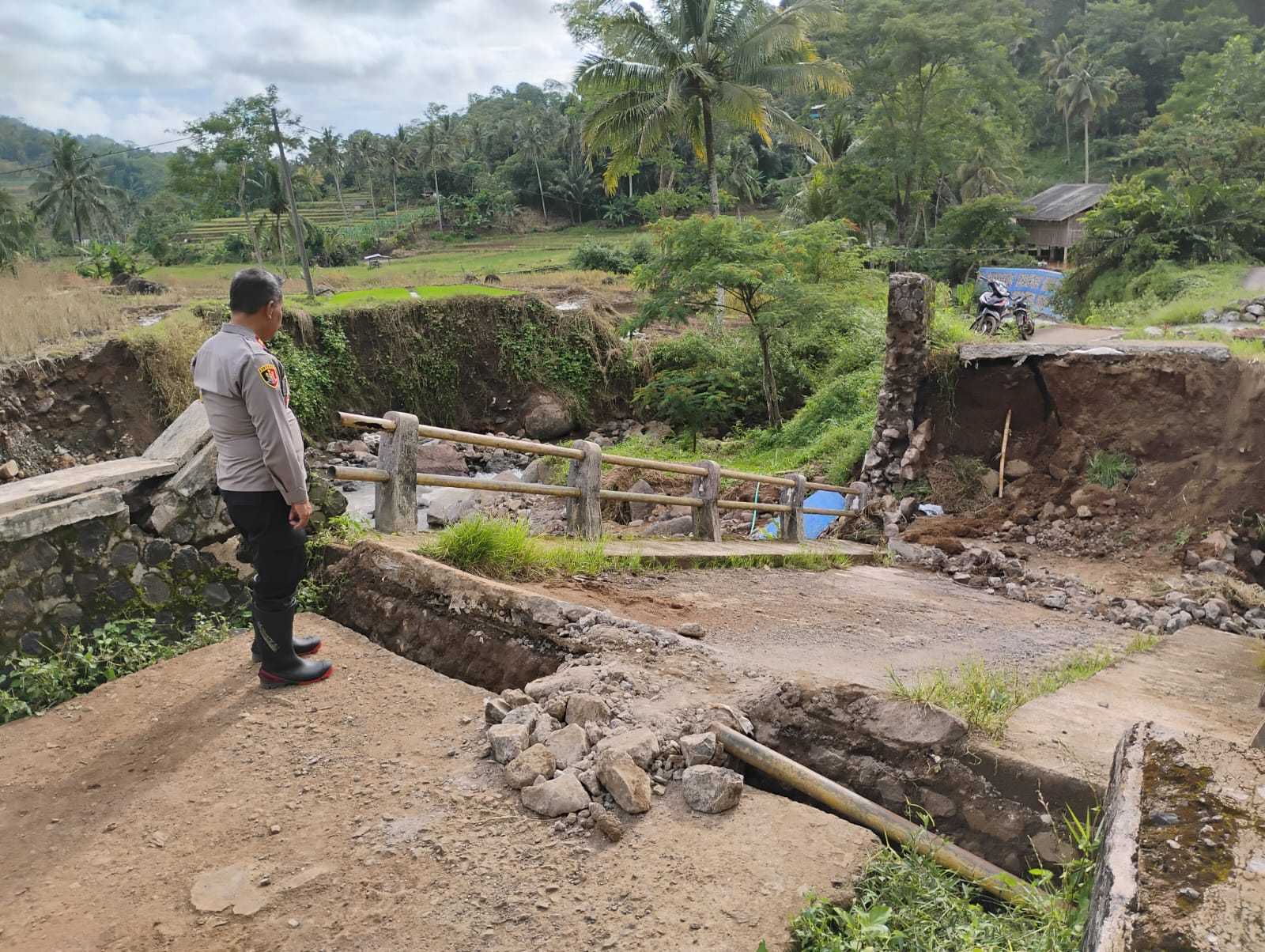 Curah Hujan Tinggi Sebabkan Jembatan Cisitu Ambruk, Akses Antar Desa Terputus