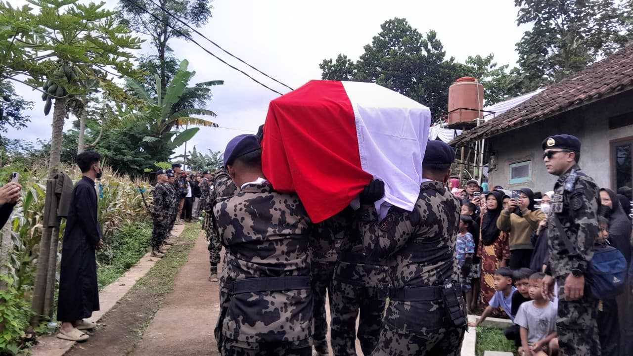 Korban Tragedi Pesawat ATR 42-500, Deden Maulana Dimakamkan di Sukawening Garut
