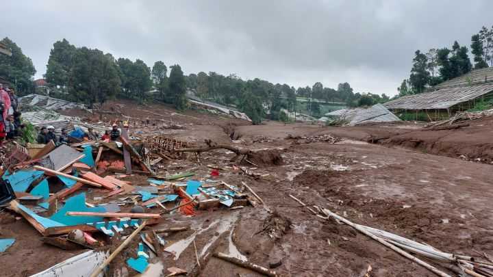 SAR Serahkan 25 Kantong Jenazah Korban Longsor Cisarua ke Tim DVI