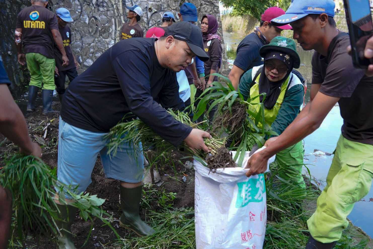 Gotong Royong ASN dan Warga Bersihkan Sungai Cikapundung Kolot Dukung Gerakan Indonesia ASRI
