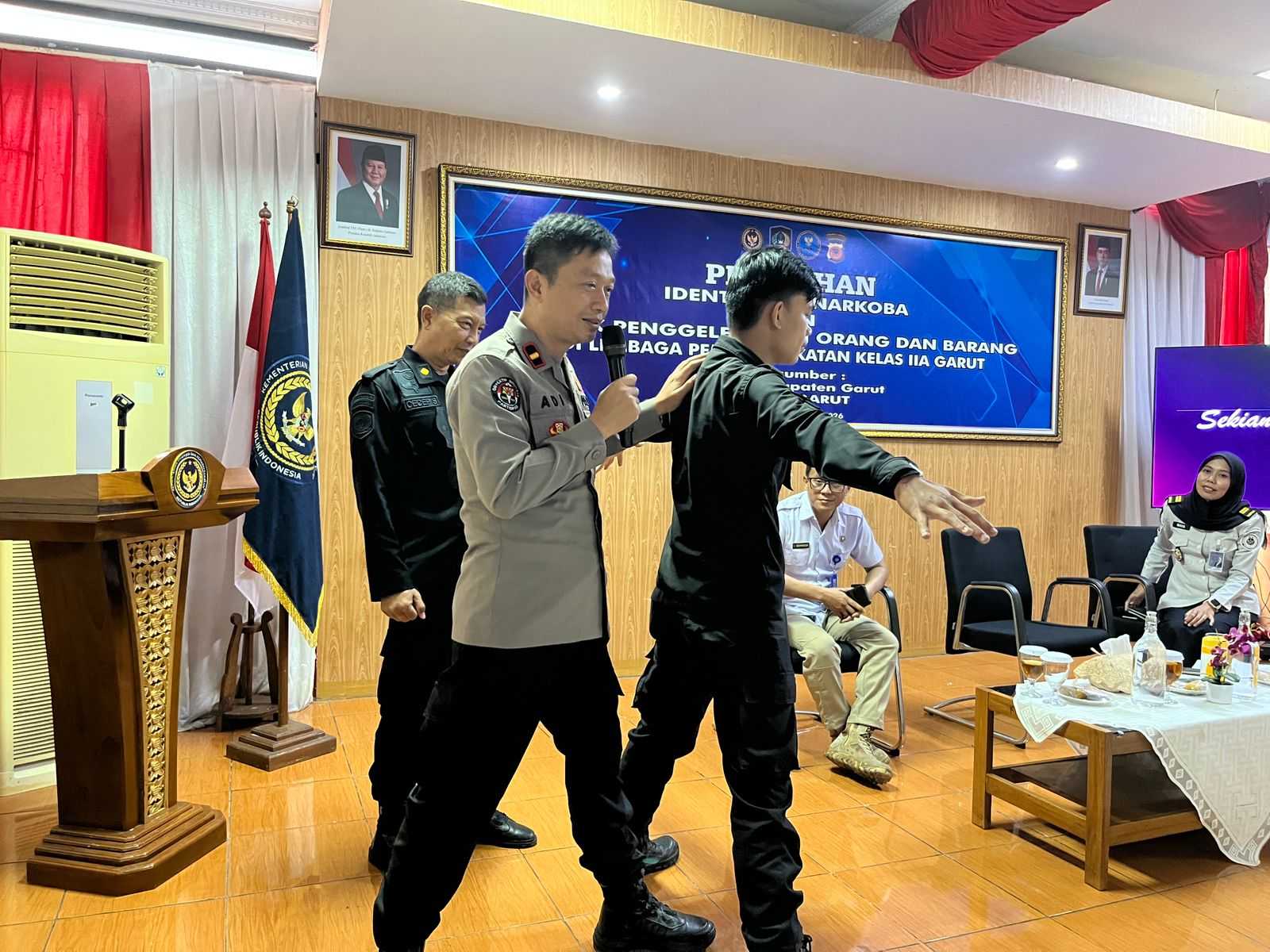 Kasi Humas Polres Garut Beri Pelatihan Penggeledahan untuk Cegah Peredaran Narkoba di Lapas