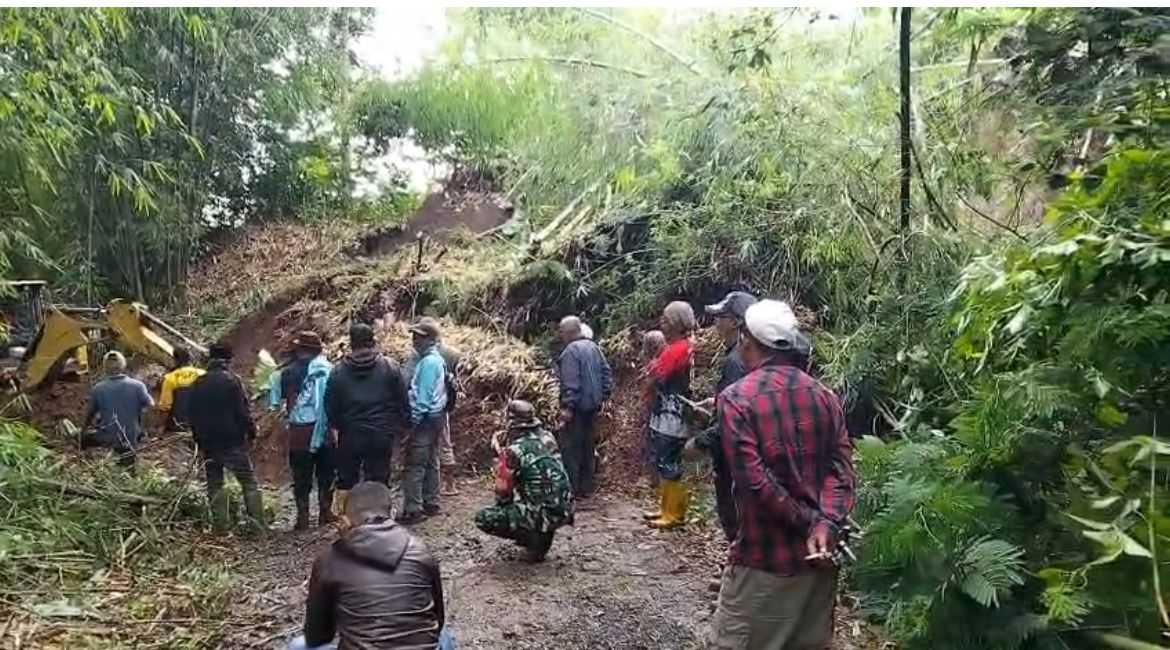 Longsor di Sukaresmi Tutup Jalan Desa, Polisi dan Warga Lakukan Penanganan Darurat