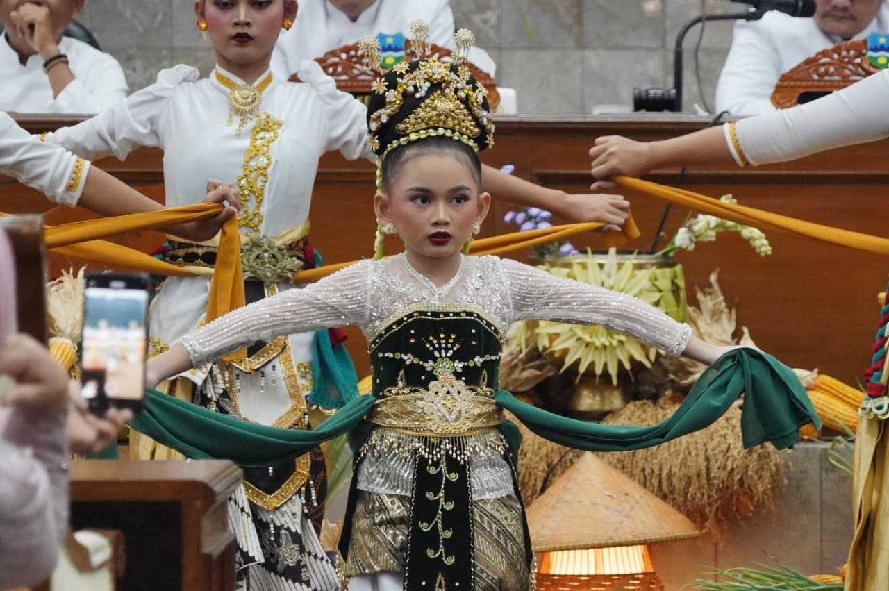 Nyi Hyang Sukma Ayu Pukau Tamu Undangan di Puncak Peringatan HJG ke-213 Garut