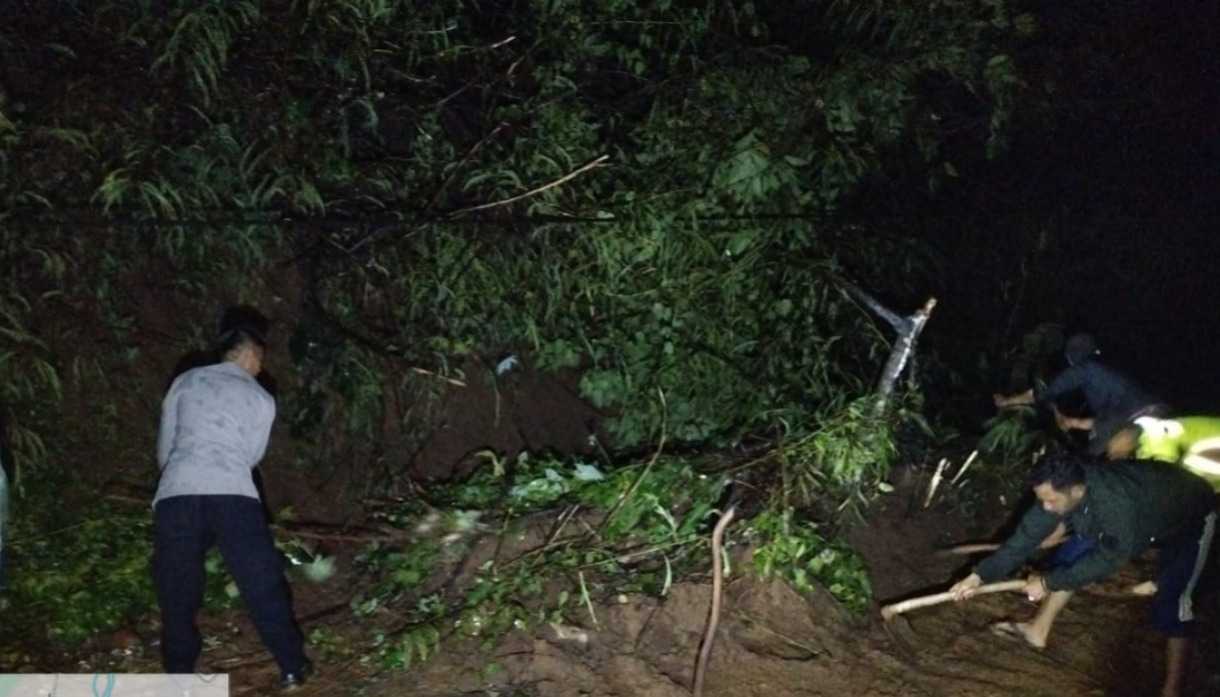 Polisi dan Warga Bersihkan Longsor di Banjarwangi, Lalu Lintas Kembali Lancar